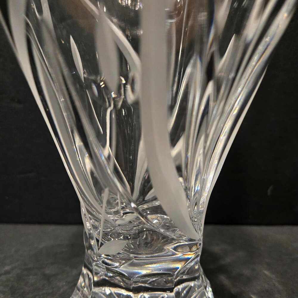 CRYSTAL VASE - Picture 4 of 11